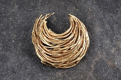 Lot 521 - David Thames: an 18ct yellow gold brooch