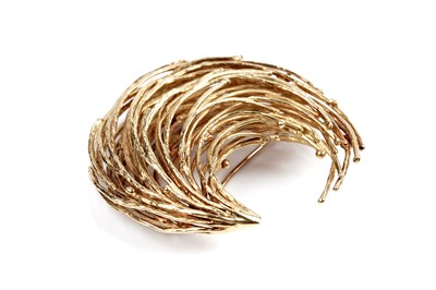 Lot 521 - David Thames: an 18ct yellow gold brooch