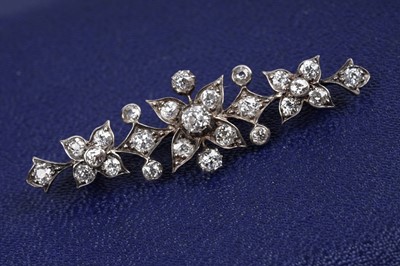 Lot 526 - A Victorian diamond brooch
