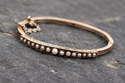 Lot 527 - A Victorian child's pearl bangle