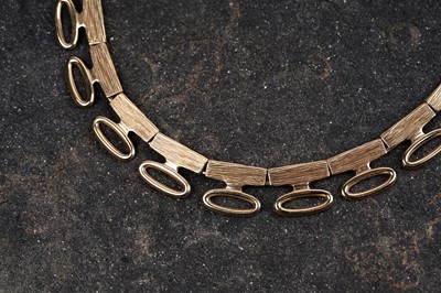 Lot 518 - A 9ct yellow gold modern design necklace