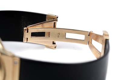 Lot 455 - Hublot MDM: an 18ct yellow gold cased quartz wristwatch