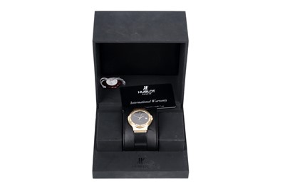 Lot 455 - Hublot MDM: an 18ct yellow gold cased quartz wristwatch