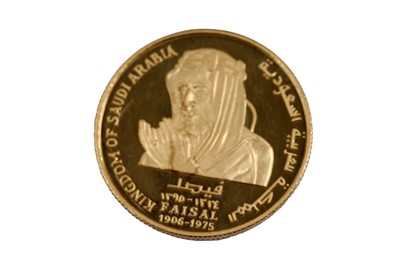 Lot 42 - A Saudi Arabia 21ct yellow gold commemorative coin