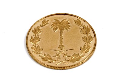 Lot 43 - A Saudi Arabia 21ct yellow gold commemorative coin