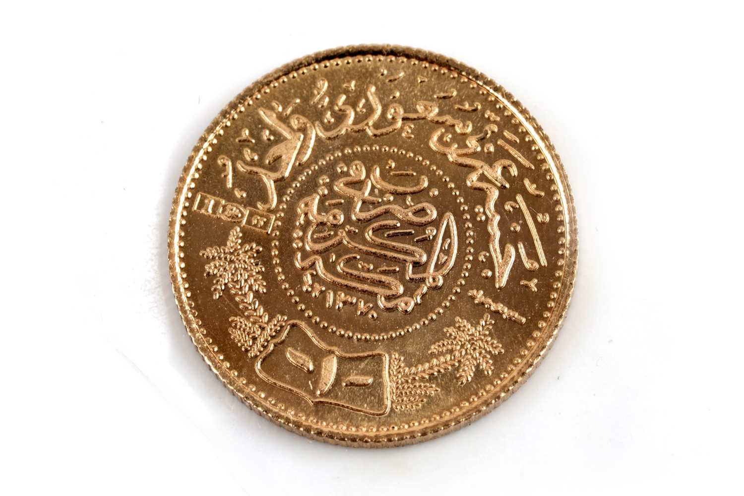 Lot 44 - A Saudi Arabia One Guinea gold coin