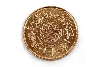 Lot 44 - A Saudi Arabia One Guinea gold coin