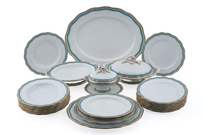 Lot 869 - A Victorian bone china dinner service
