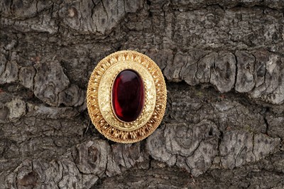 Lot 509 - A Victorian garnet and yellow gold locket brooch
