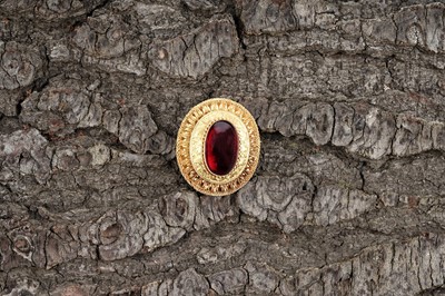 Lot 509 - A Victorian garnet and yellow gold locket brooch