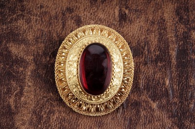 Lot 509 - A Victorian garnet and yellow gold locket brooch