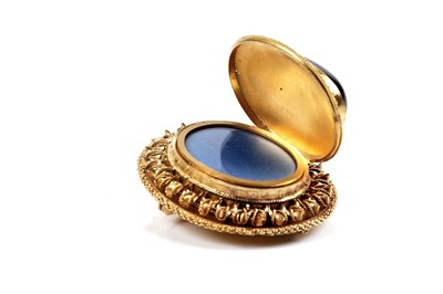 Lot 509 - A Victorian garnet and yellow gold locket brooch