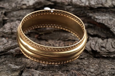 Lot 511 - A fine Victorian yellow gold bangle