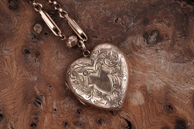 Lot 16 - An Edwardian heart-shaped locket on chain