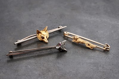 Lot 610 - Three fox pattern brooches