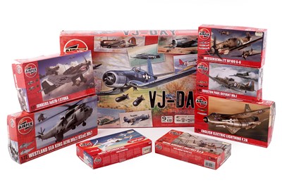Lot 895 - A collection of eight 1:72 scale Airfix kits