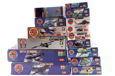 Lot 897 - A collection of fifteen 1:72 scale Airfix model kits