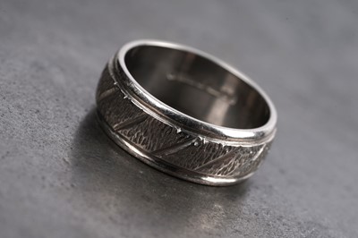 Lot 33 - An 18ct white gold band