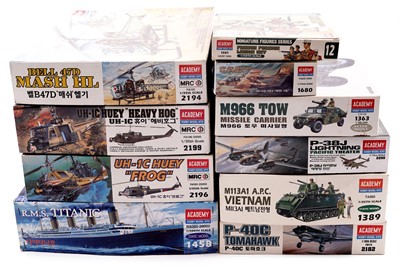 Lot 869 - A collection of ten boxed Academy model kits