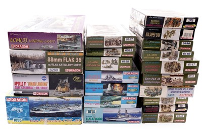 Lot 871 - A collection of twenty-one boxed Dragon model kits