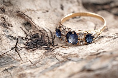 Lot 534 - A sapphire and diamond ring