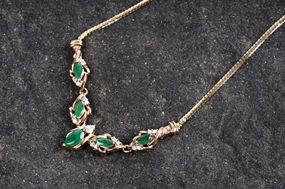 Lot 197 - An emerald and diamond necklet