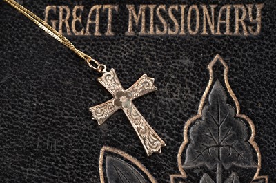 Lot 71 - A 9ct gold cruciform pendant necklace