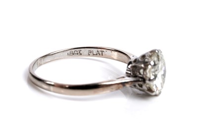 Lot 532 - A single stone diamond ring