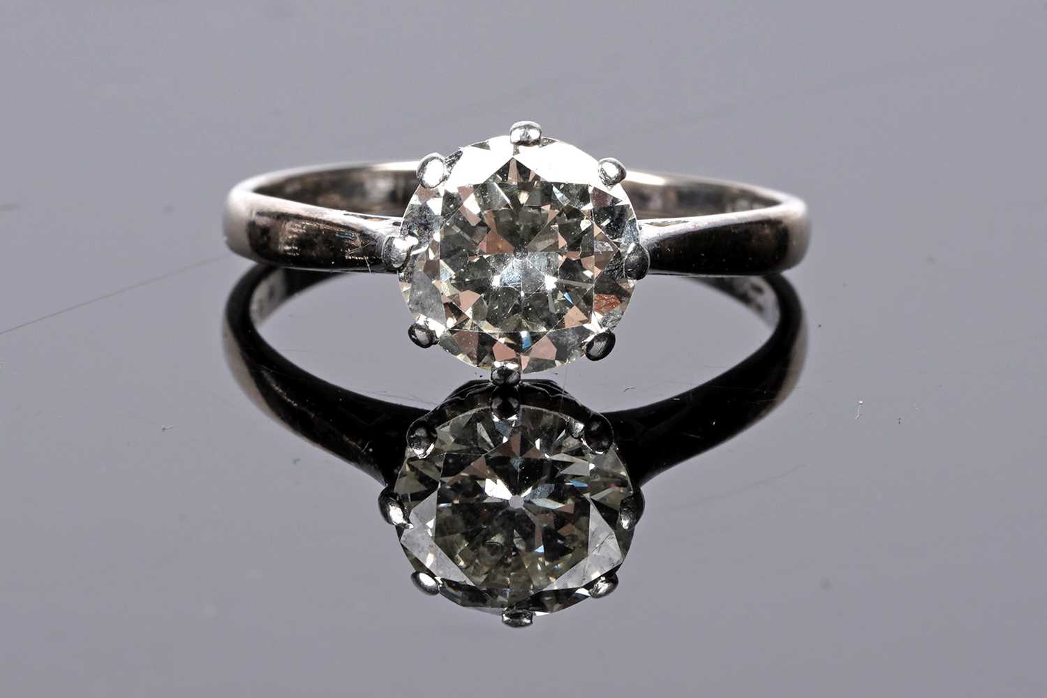 Lot 532 - A single stone diamond ring