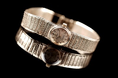 Lot 429 - Omega Ladymatic: a 9ct yellow gold cased lady's automatic cocktail watch