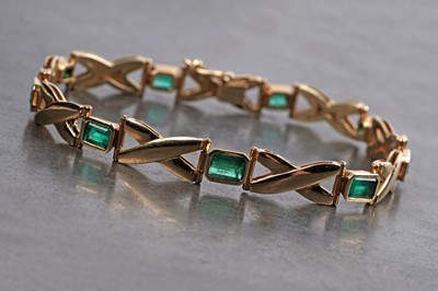 Lot 531 - An emerald and 18ct yellow gold bracelet