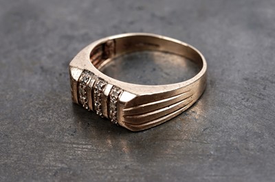 Lot 54 - A gentleman's 9ct gold and diamond ring