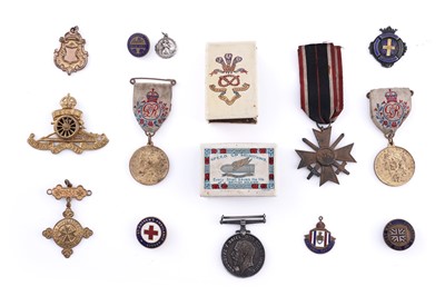 Lot 20 - A selection of Military and similar items