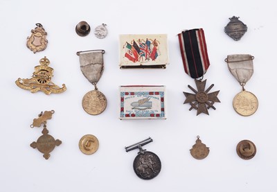 Lot 20 - A selection of Military and similar items