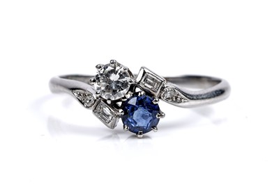 Lot 537 - A sapphire and diamond ring