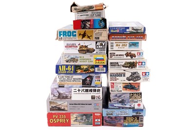 Lot 886 - A collection of boxed model kits