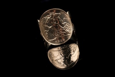 Lot 66 - A George V 1913 gold sovereign ring