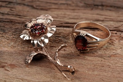 Lot 60 - A garnet brooch and ring