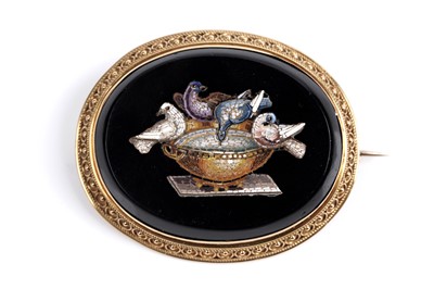 Lot 529 - An early 19th Century micromosaic brooch