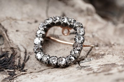 Lot 530 - A Victorian diamond brooch
