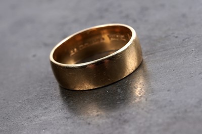 Lot 107 - An 18ct gold "Lucky" wedding band