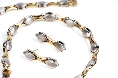 Lot 85 - A contemporary suite of jewellery in 18ct yellow and white gold