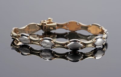 Lot 85 - A contemporary suite of jewellery in 18ct yellow and white gold