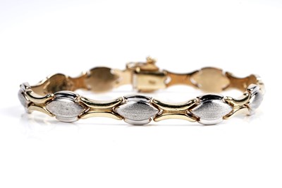 Lot 85 - A contemporary suite of jewellery in 18ct yellow and white gold
