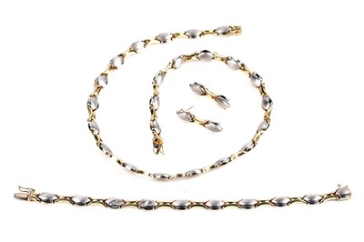 Lot 85 - A contemporary suite of jewellery in 18ct yellow and white gold
