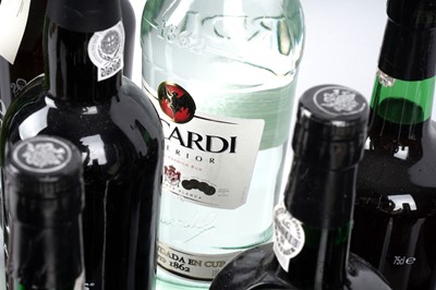Lot 29 - A collection of alcohol