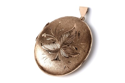 Lot 164 - A modern 9ct gold locket with stylized foliate design