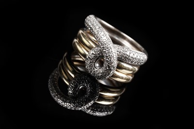 Lot 539 - A diamond dress ring