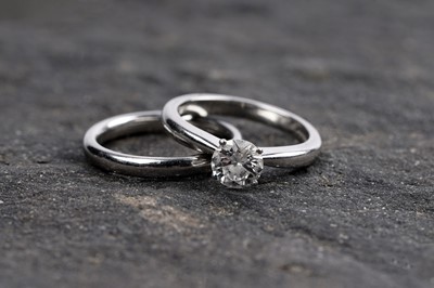 Lot 613 - A single stone solitaire diamond ring