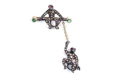 Lot 1 - A Darwinian emerald, ruby, and diamond novelty pendant monkey brooch